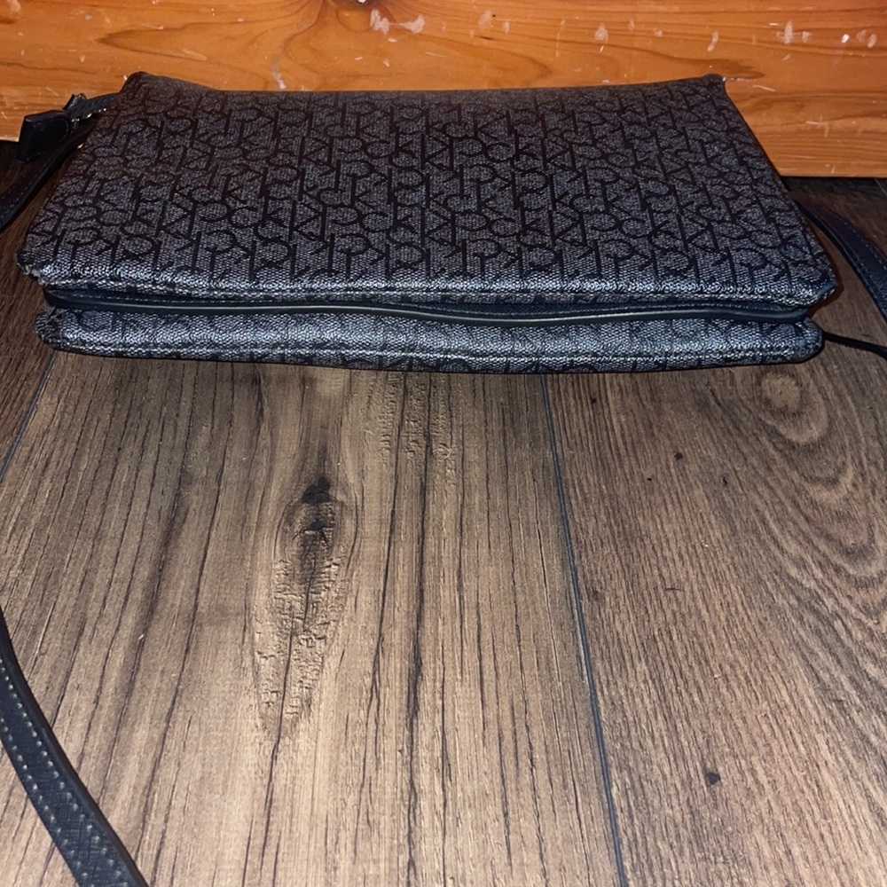 Calvin Klein medium size Crossbody bag with chain - Picture 4 of 7